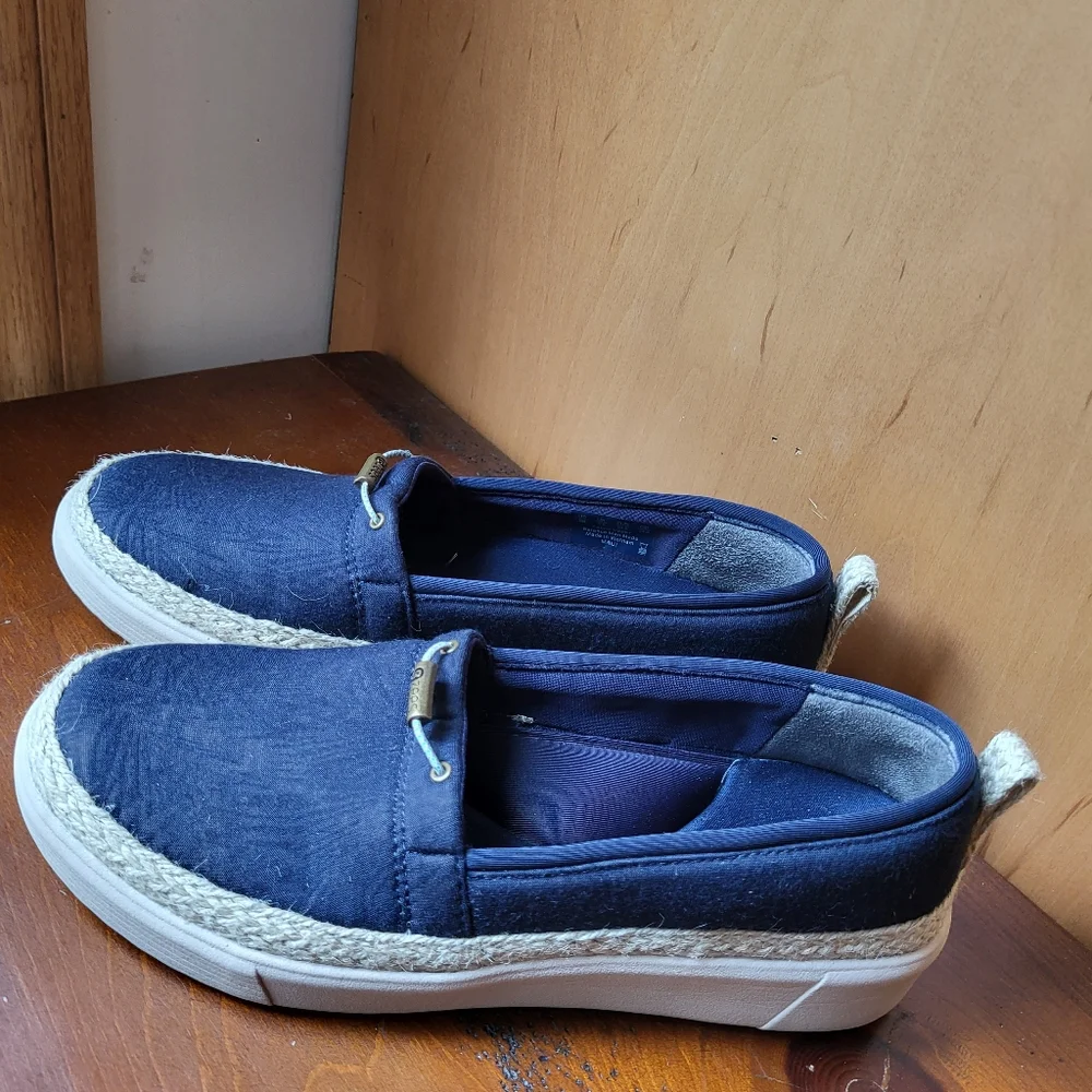 NEW BZees Slip on - Size 8